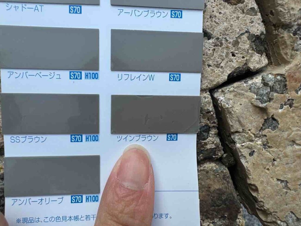 クリア塗装では、塗装後に施工するコーキングの色も仕上がりを左右します。外壁になじむ色をお施主様と一緒に選びました。