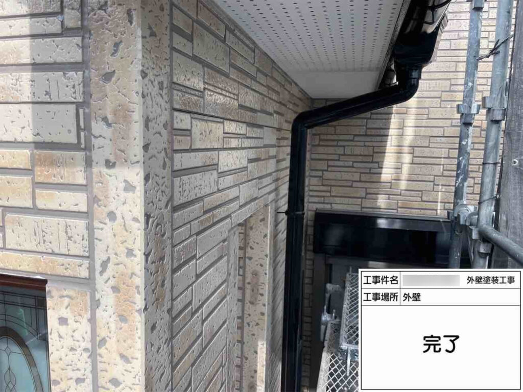 外壁になじむ色のシーリングで、細部まで美しく仕上げました。雨樋も錆びていた金具から交換し、外観の美しさはもちろん、これから先の安心も大切にしています。