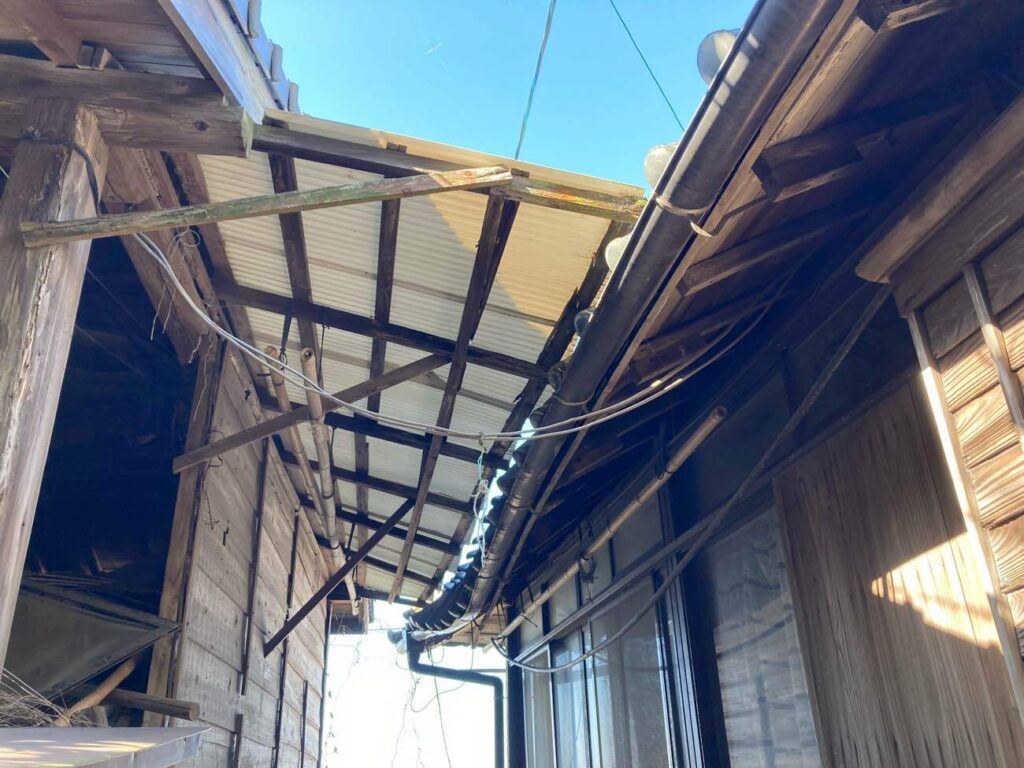 長年の経年劣化により屋根にうねりが生じ、軒先の雨樋にも曲がりが見られました。築約70年の住まいをこれからも守るため、屋根全体を見直します。
