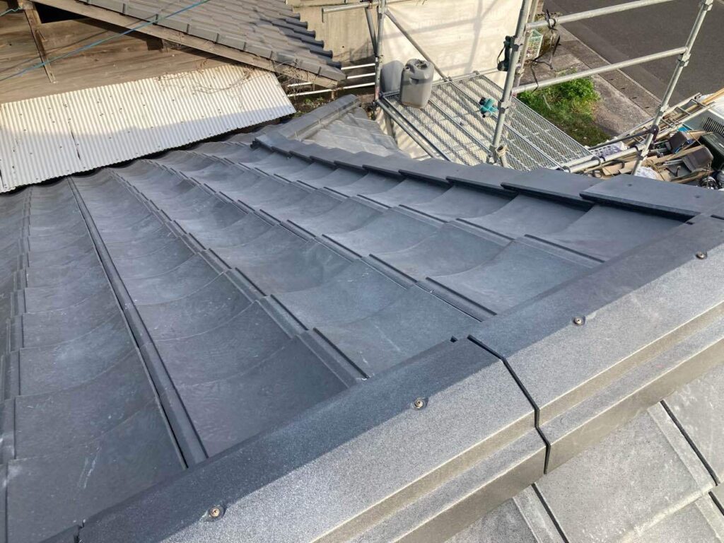 風雨の影響を受けやすい棟や屋根の端部までしっかり納め、新しい屋根を仕上げていきます。軽量化だけでなく、これからの耐久性も考えた施工です。