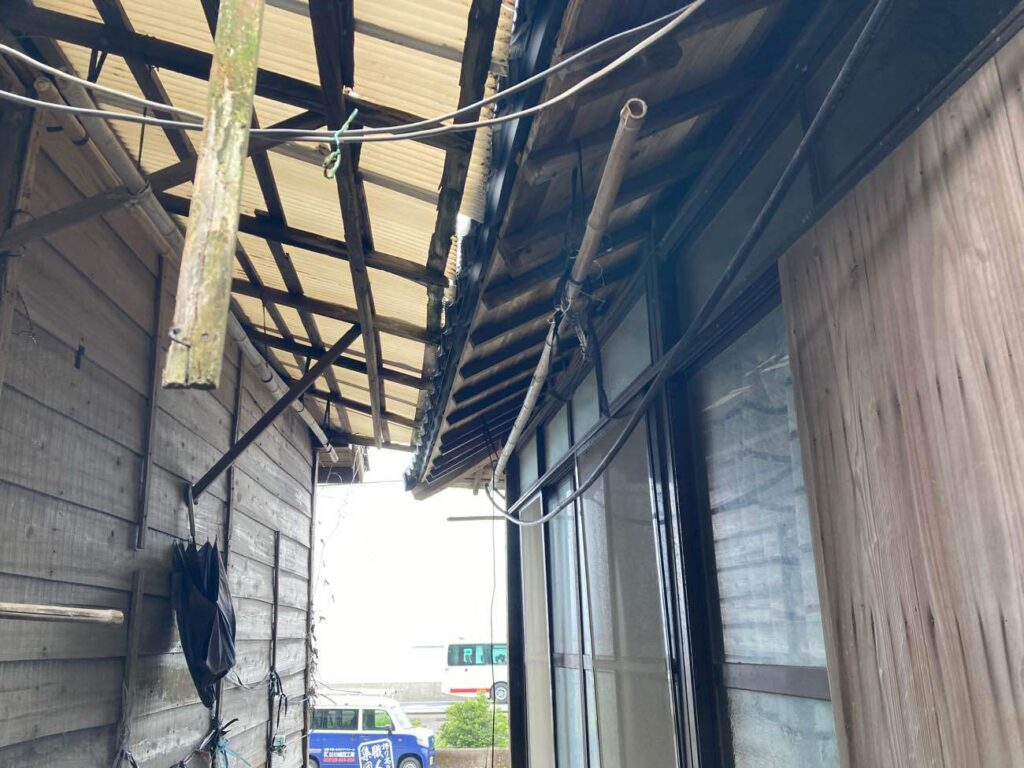 施工前に見られた屋根のうねりも解消し、軒先までまっすぐ整った屋根に仕上がりました。