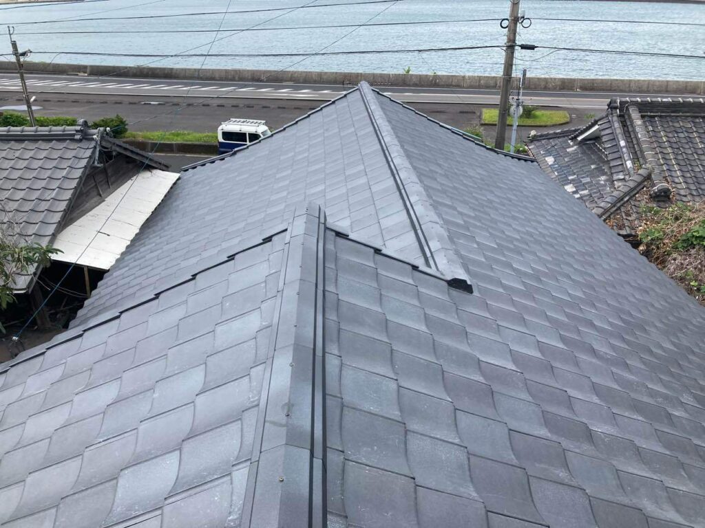 遠方にお住まいで、何度も現地へ足を運ぶことが難しい場合でも、少ない立ち会いで屋根工事を進めることができます。離れて暮らすご家族にとって大切なご実家のメンテナンスは、川畑瓦工業にお任せください。