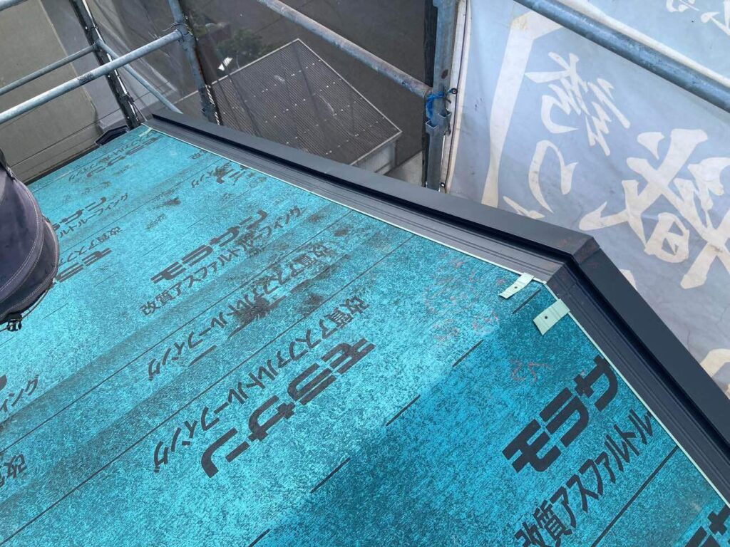 屋根の端部に板金を取り付け、雨水が入り込まないようしっかりと納めます。