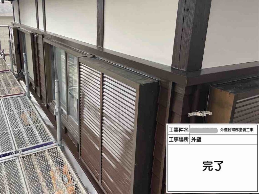 2階の漆喰壁も白く美しい外観がよみがえりました。ダークブラウンの板壁とのコントラストが際立ち、和風住宅ならではの重厚感を引き立てています。