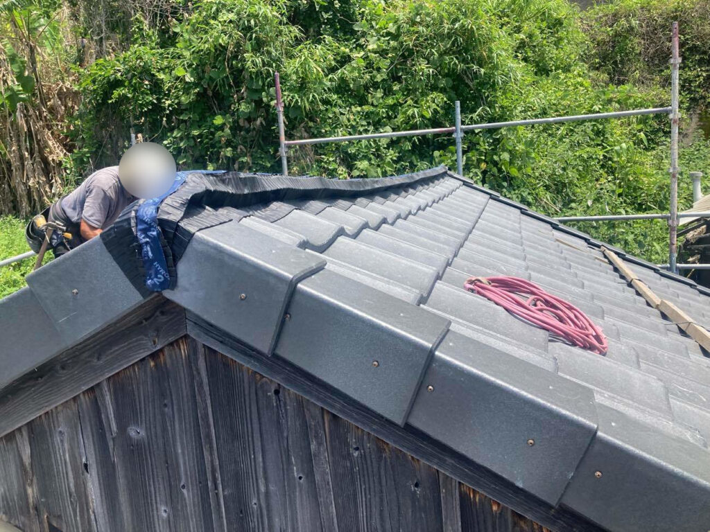 棟には乾式工法専用の面戸シート「ハイロール」を施工。柔軟性があり屋根材の形状になじみやすく、粘着性のあるブチルテープで屋根材にしっかり密着させます。