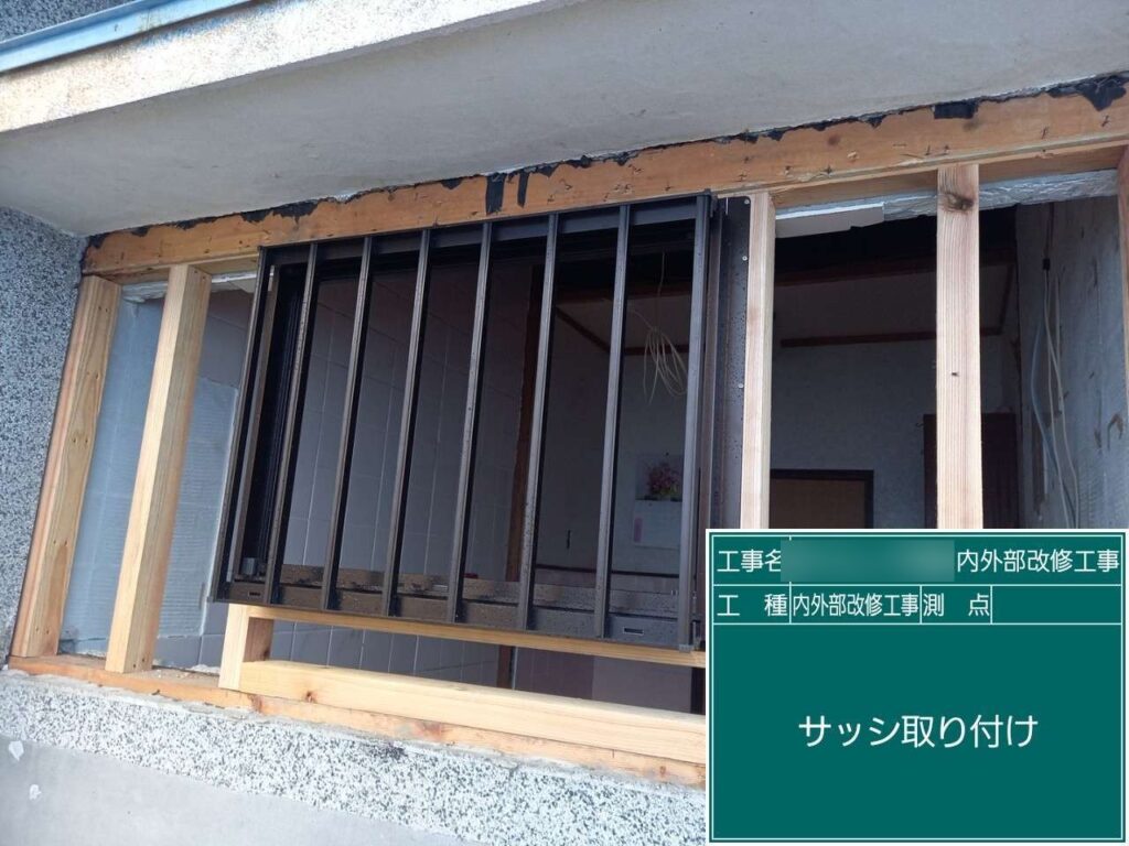 窓を小さくした分、外壁を張る工事が必要になるため、まずは下地作りを行います。