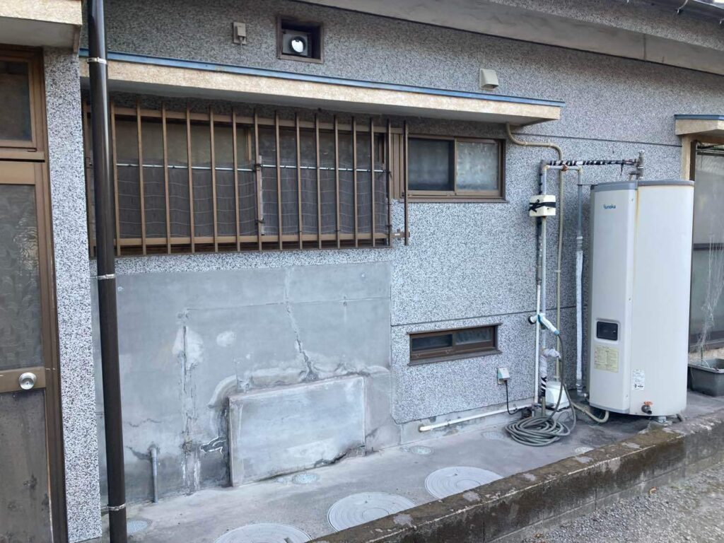 窓を小さく変更する際は、窓まわりの外壁補修も合わせて行い、既存の外壁になじむよう見た目にも配慮します。また、経年劣化が気になる給湯設備も、既存の電気温水器からエコキュートへ交換します。