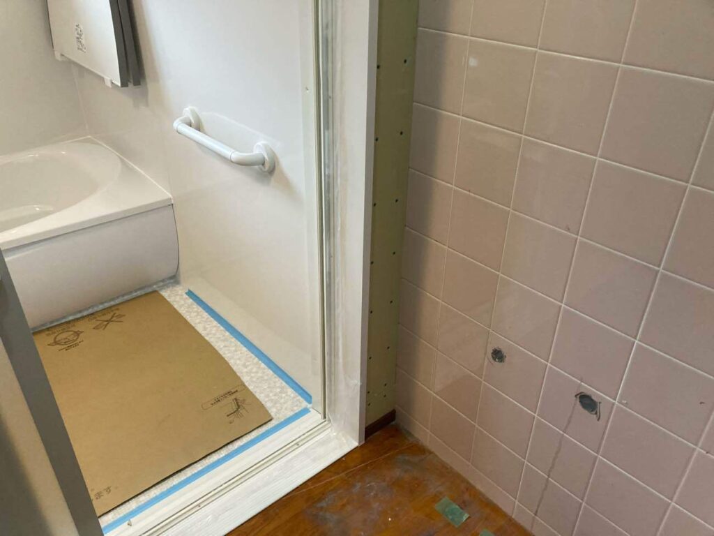 新しいユニットバスと既存の脱衣所の境目やドア枠まわりを丁寧に施工し、見た目よく整えていきます。