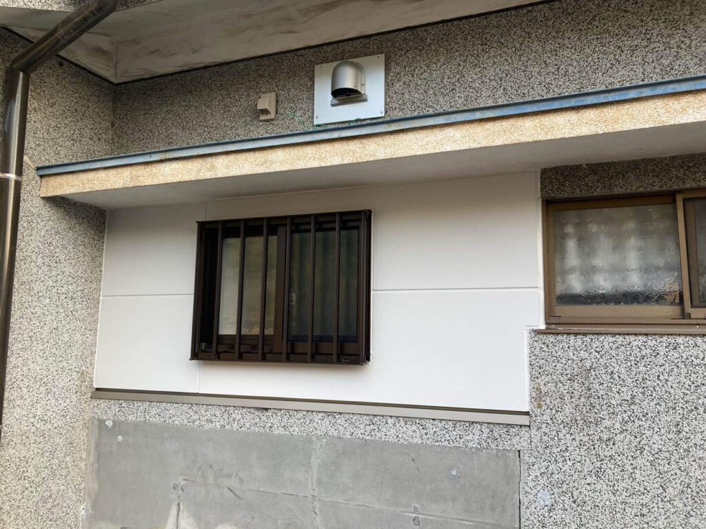 小さくした浴室窓のまわりは、白系のサイディングで補修しました。既存の洗い出し仕上げの外壁になじむよう、周囲との調和を大切に仕上げています。