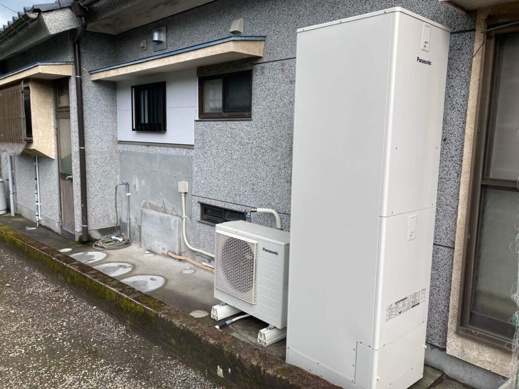 今回は、浴室の寒さをきっかけに、洗面室や給湯設備までまとめてリフォームしました。築年数の経過した建物の状態に合わせて施工することで、毎日使う水まわりがより快適な空間へと生まれ変わりました。