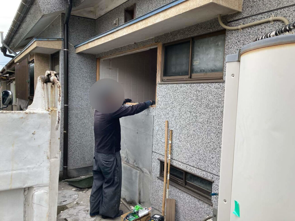 浴室の窓を解体します。寒気が入りにくくなるようなサイズに縮小していきます。